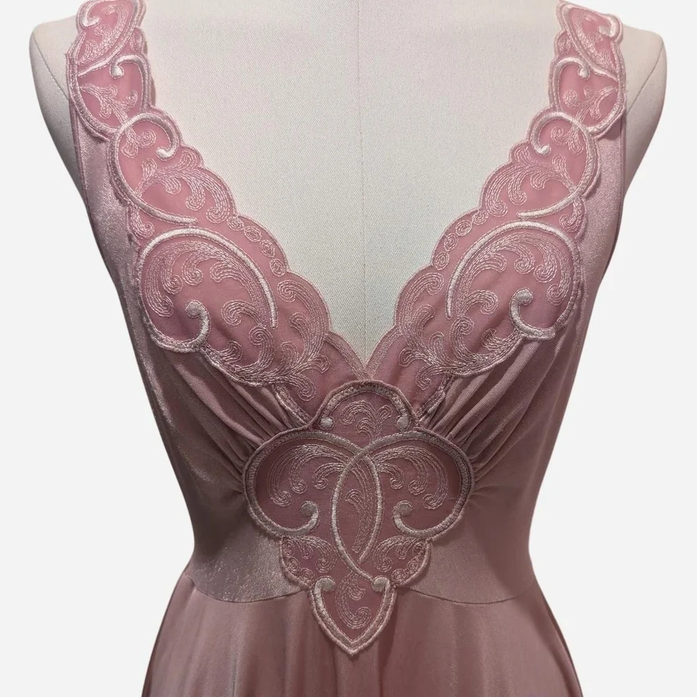 RARE Vintage Olga Lace Applique Nightgown (Medium) ‼️Open to Offers - Picture 2 of 9